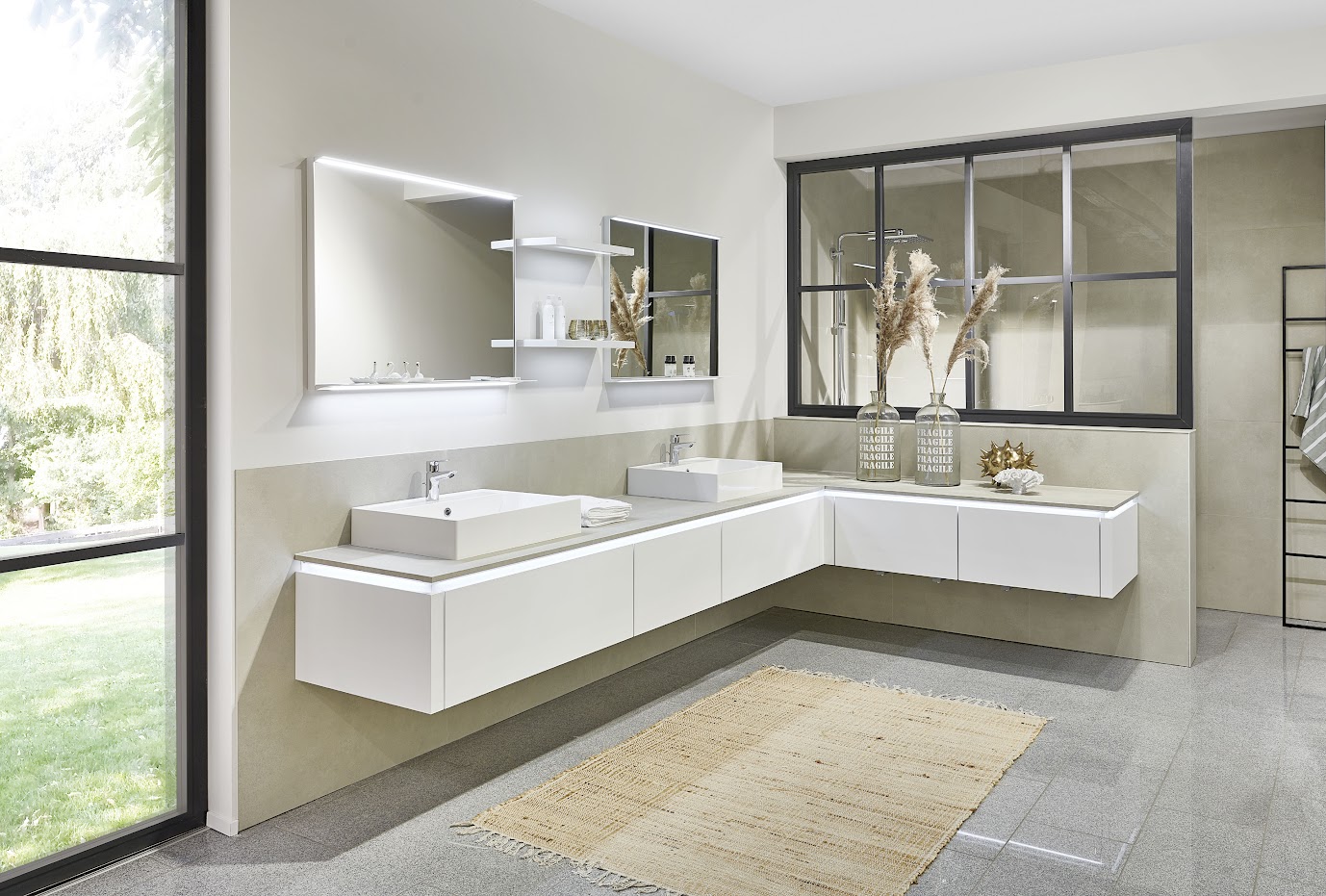 La pureza del diseño: baños blancos para un refugio sereno